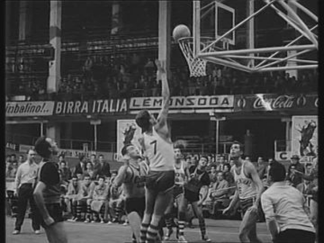 1959 Palazzo dello Sport piazza 6 febbraio: Simmenthal - Santipasta Gira Bologna 78 -54. Pieri al tiro e Tillotson sotto canestro